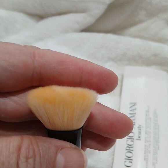 Giorgio Armani Beauty Makeup Brush - Black and Cream - Picture 3 of 5